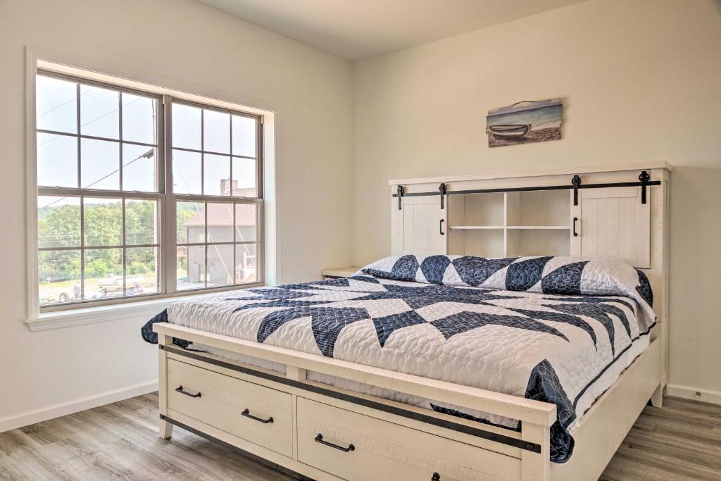 Updated Cabin with Direct Lake Access and Pool! in Lampe, Missouri